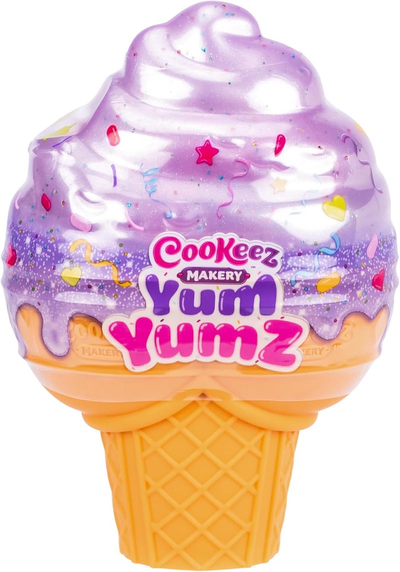 Cookeez Makery مجموعة كوكيز ميكري يوم يومز - عبوة من قطعتين، مليئة بالمرح واللذة! أضف المكونات واكتشف حيوانين أليفين قطيفة معطرين ولطيفين للغاية داخل مخروط آيس كريم يمكنك تخصيصه - قد تختلف الأشكال - Image 1